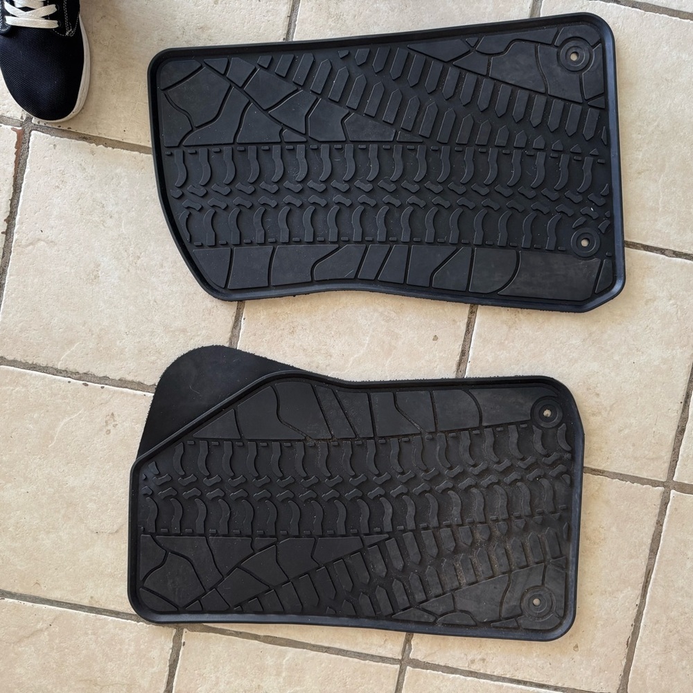 Jeep Wrangler eX4 2022 Rubicon, all weather maps. Front, rear and cargo. - Picture 2 of 3